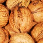 Flera valnötter i en hög